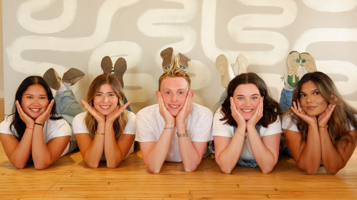 Juliana, Sydney, Scott, Winnie and Ashna posing with their chins on their hands, framing their faces.